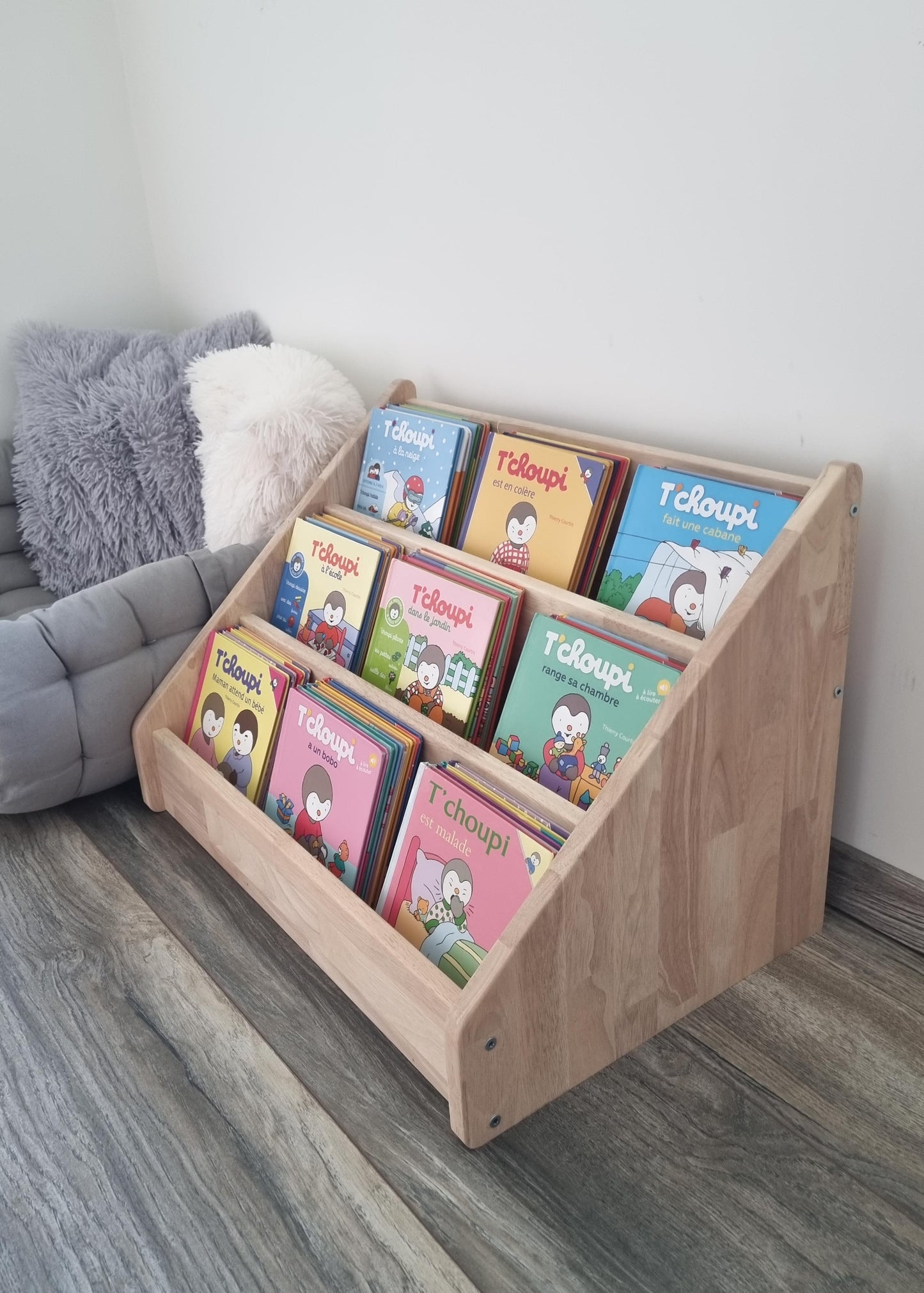 Bibliothèque Montessori au sol