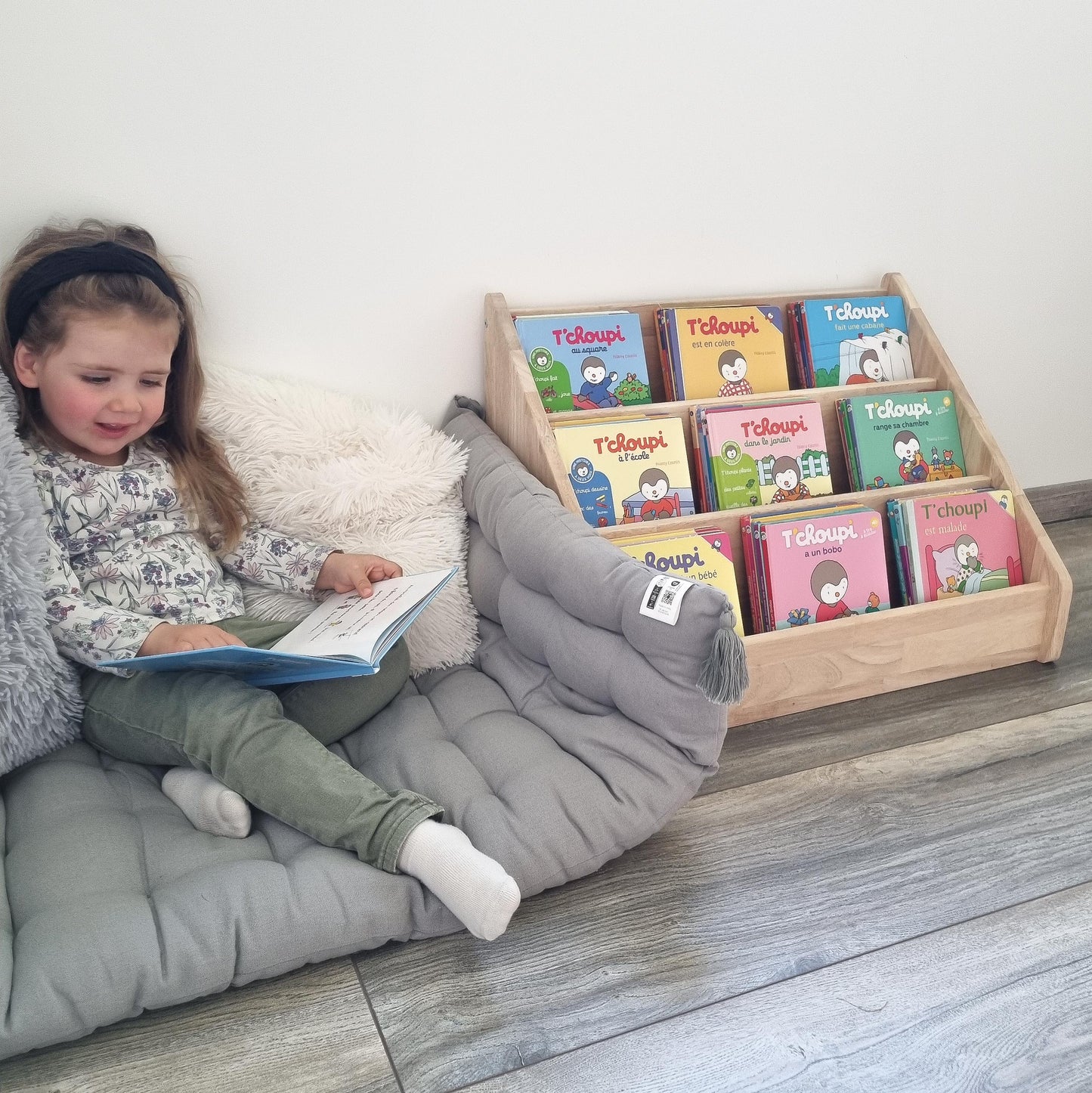 Bibliothèque Montessori au sol
