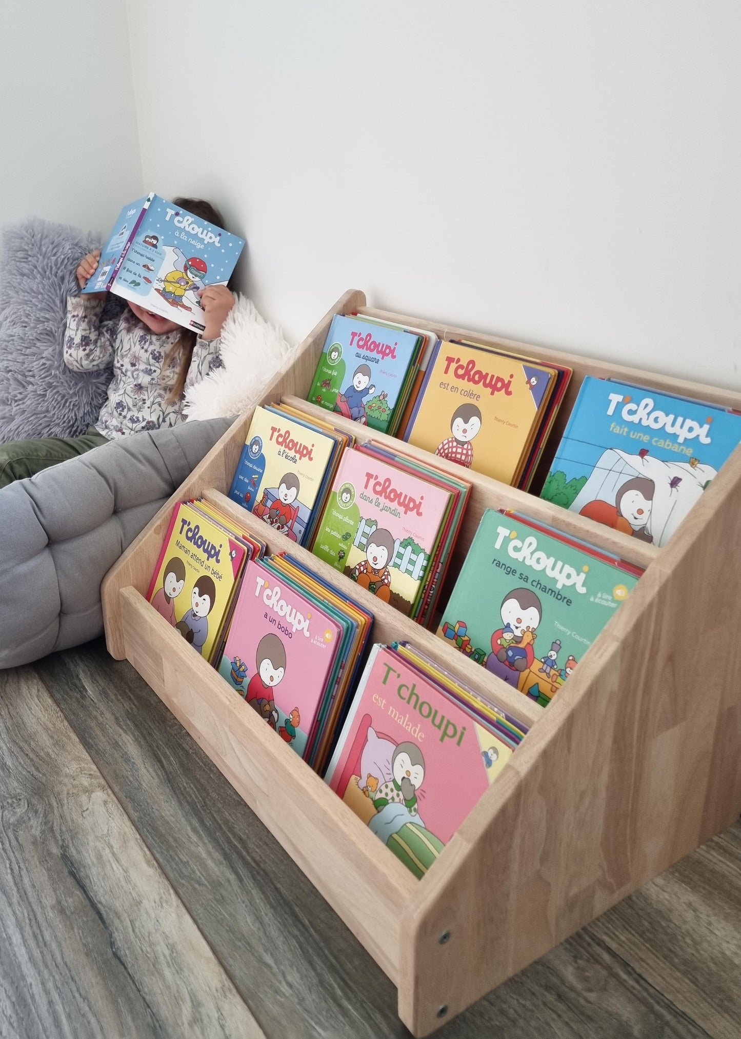 Bibliothèque Montessori au sol