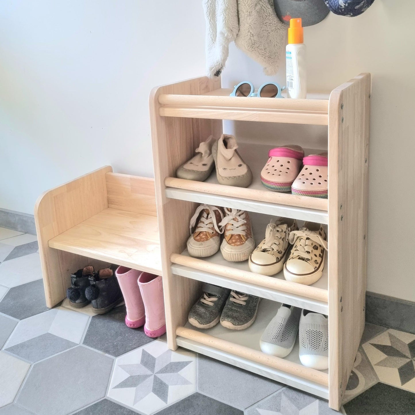 Meuble d'entrée avec banc à hauteur d'enfant