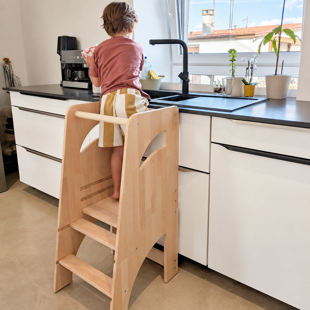 Mitwachsender Montessori-Lernturm aus Holz